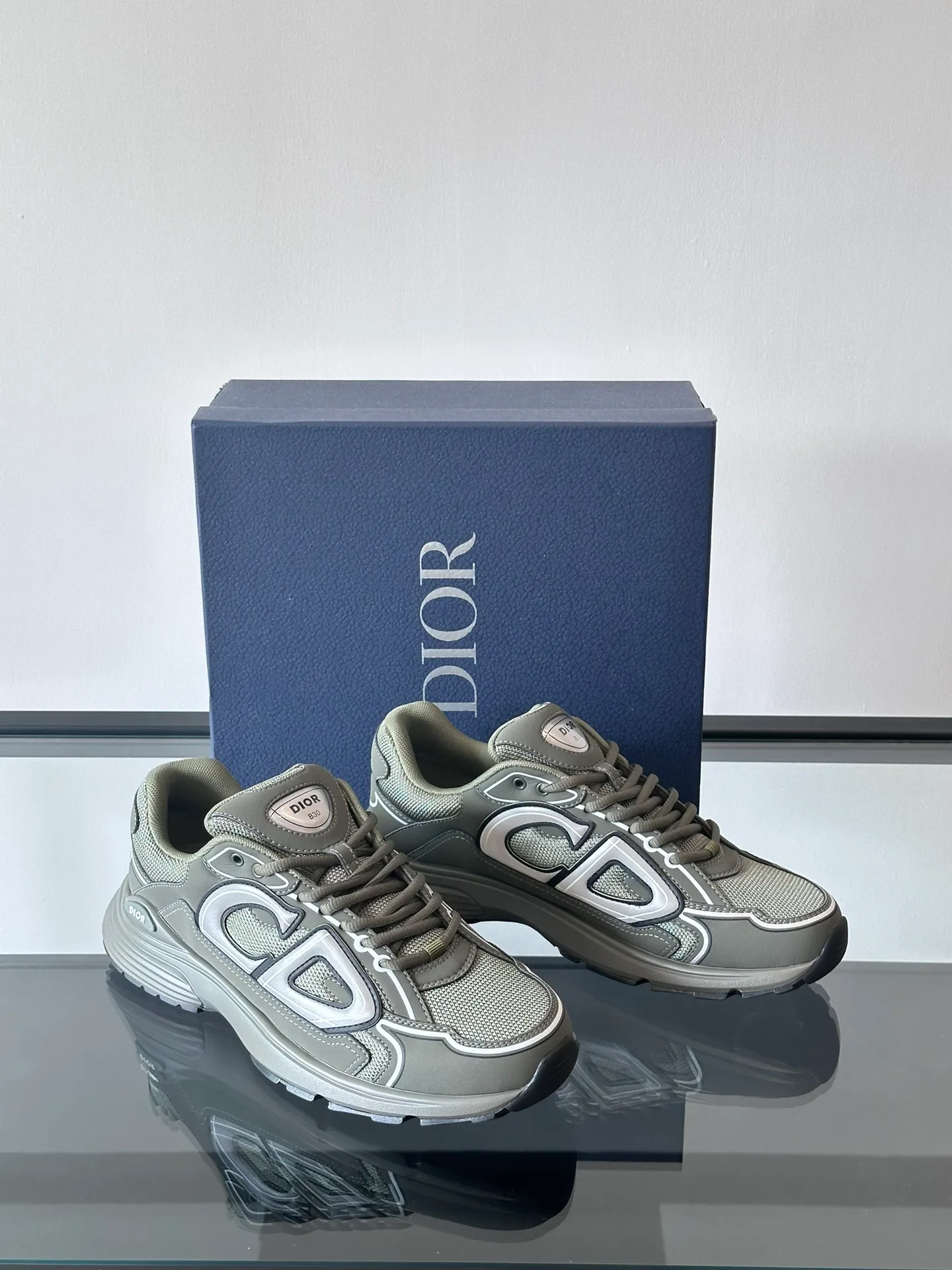 p400《Dio*》Dior B30 series sports shoes, multi-color mesh fabric and multi-color technical fabrics, this season's new B30 low-top sports shoes are one of the flagship styles of the series. Crafted from multicolor mesh and technical fabrics, it's finished with a reflective "CD30" graphic and silver-toned "DIOR B30" and "CD30" logos on the heel and tongue. An extra-light, sculpted rubber sole with signature accents adds style, while internal stretch details create ideal comfort. It can be matched with various casual styles to show a fashionable and modern sports style. Size: 38-44 (45-46 customized)